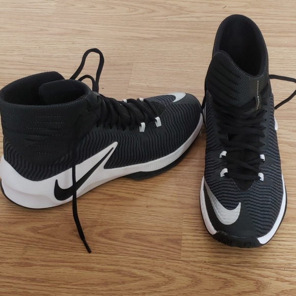 Basketball shoes - Picture 2 of 3